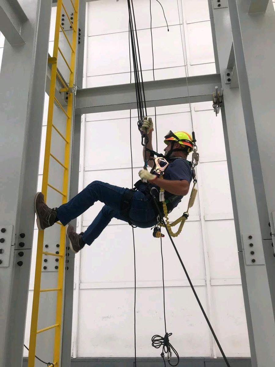 Práctica de trabajo en altura con arnés