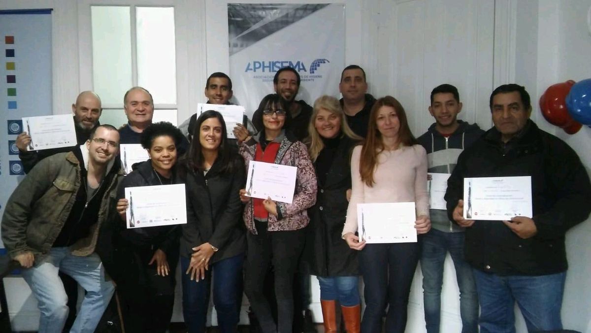 Entrega de certificados a los cursantes